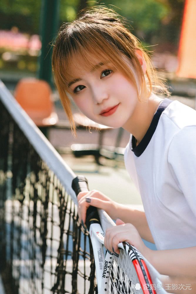 三次元体操服萌妹子:来和我一起打网球吧