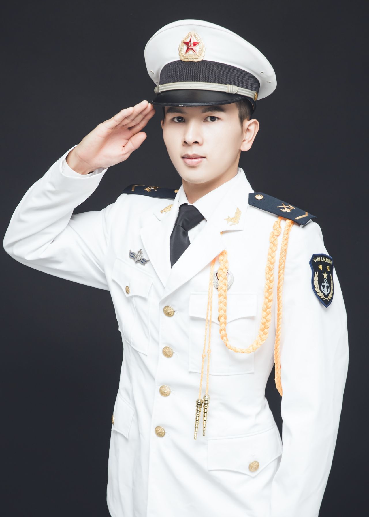 她叫应静,和帅兵哥哥谈了9年马拉松恋爱,关于她的一亩田的故事