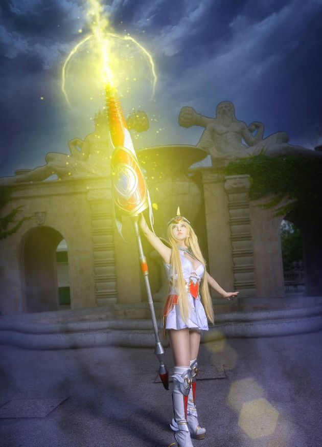 小姐姐cos雅典娜看到脚上的攻速鞋网友鞋跟厉害了