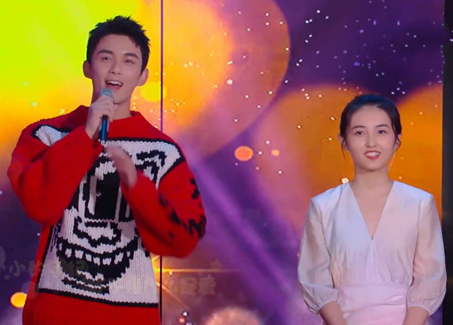 吴磊与张子枫合唱当他们对视微笑牵着妹妹的手转圈时甜醉了