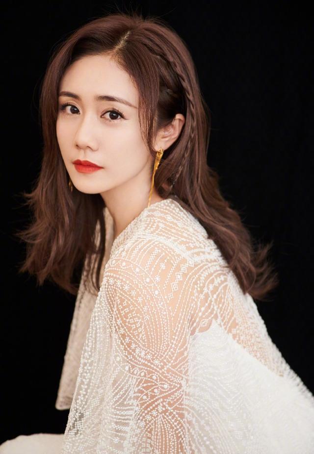 刘芸难得高调一回,穿粉色薄衫仙女裙庆生,灵动仙气