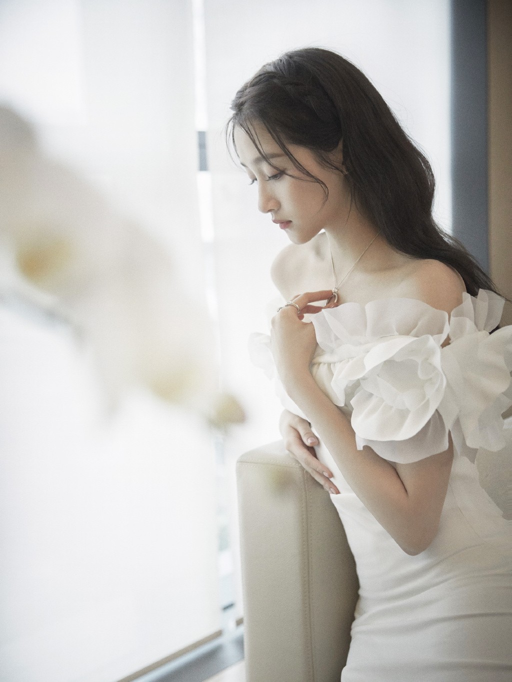 关晓彤拖尾轻纱裙,穿成红毯焦点,侧身秀香肩美背被怒赞:仙女气