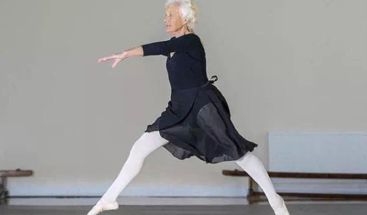 八旬老奶奶跳芭蕾舞,穿上舞鞋旋转跳跃,被称不服老的老人
