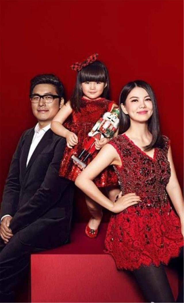 李湘一家度假被偶遇!王诗龄粉色靴子显少女心,身高直逼165妈妈