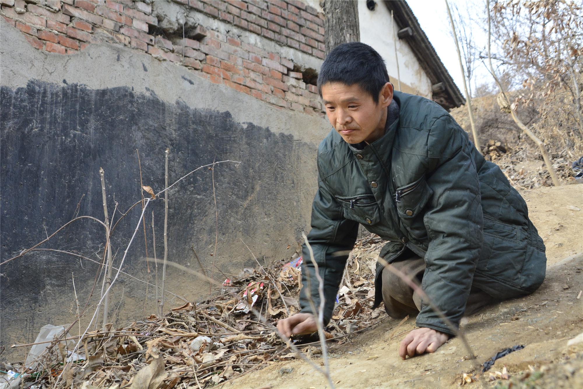 山村无腿小伙靠双手行走,一米高台阶上下如履平地,微笑面对未来