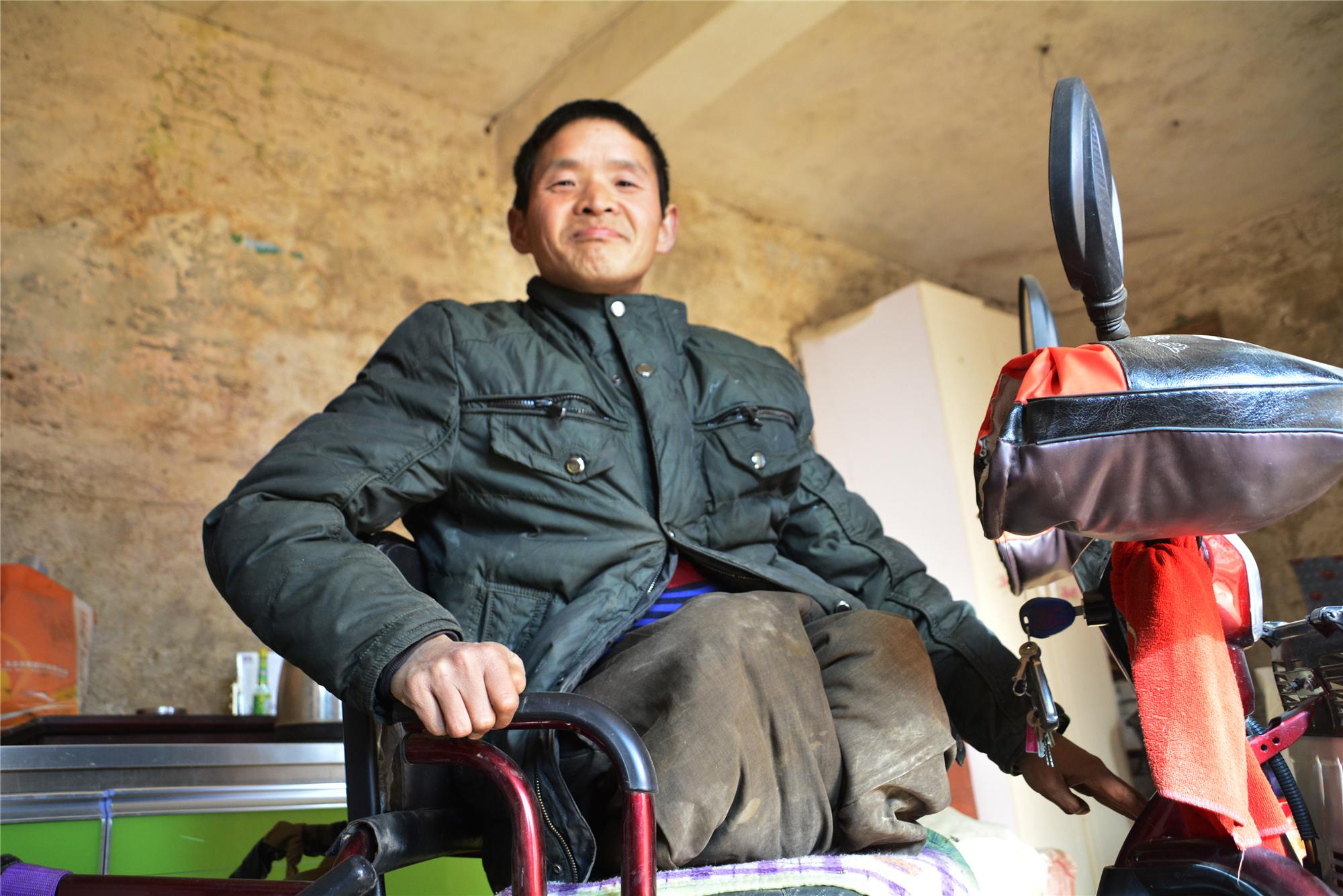 山村无腿小伙靠双手行走,一米高台阶上下如履平地,微笑面对未来