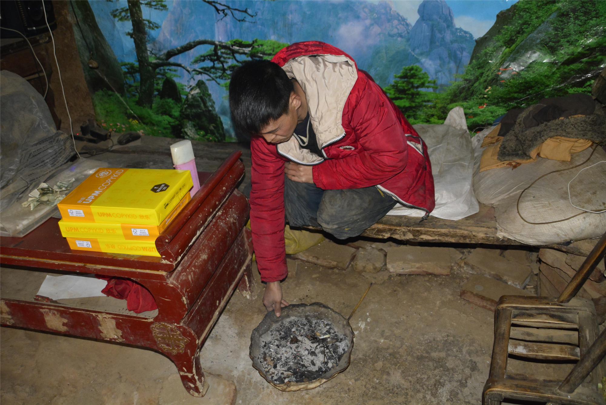 山村无腿小伙靠双手行走,一米高台阶上下如履平地,微笑面对未来