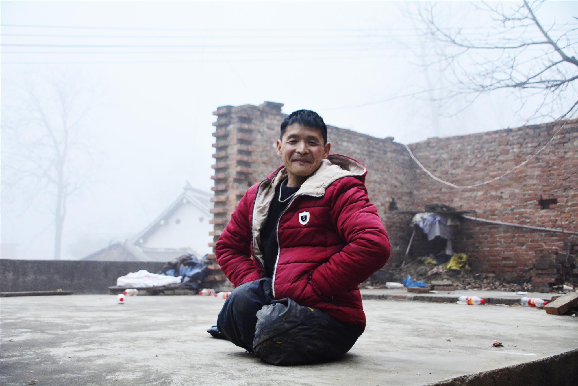 山村无腿小伙靠双手行走,一米高台阶上下如履平地,微笑面对未来