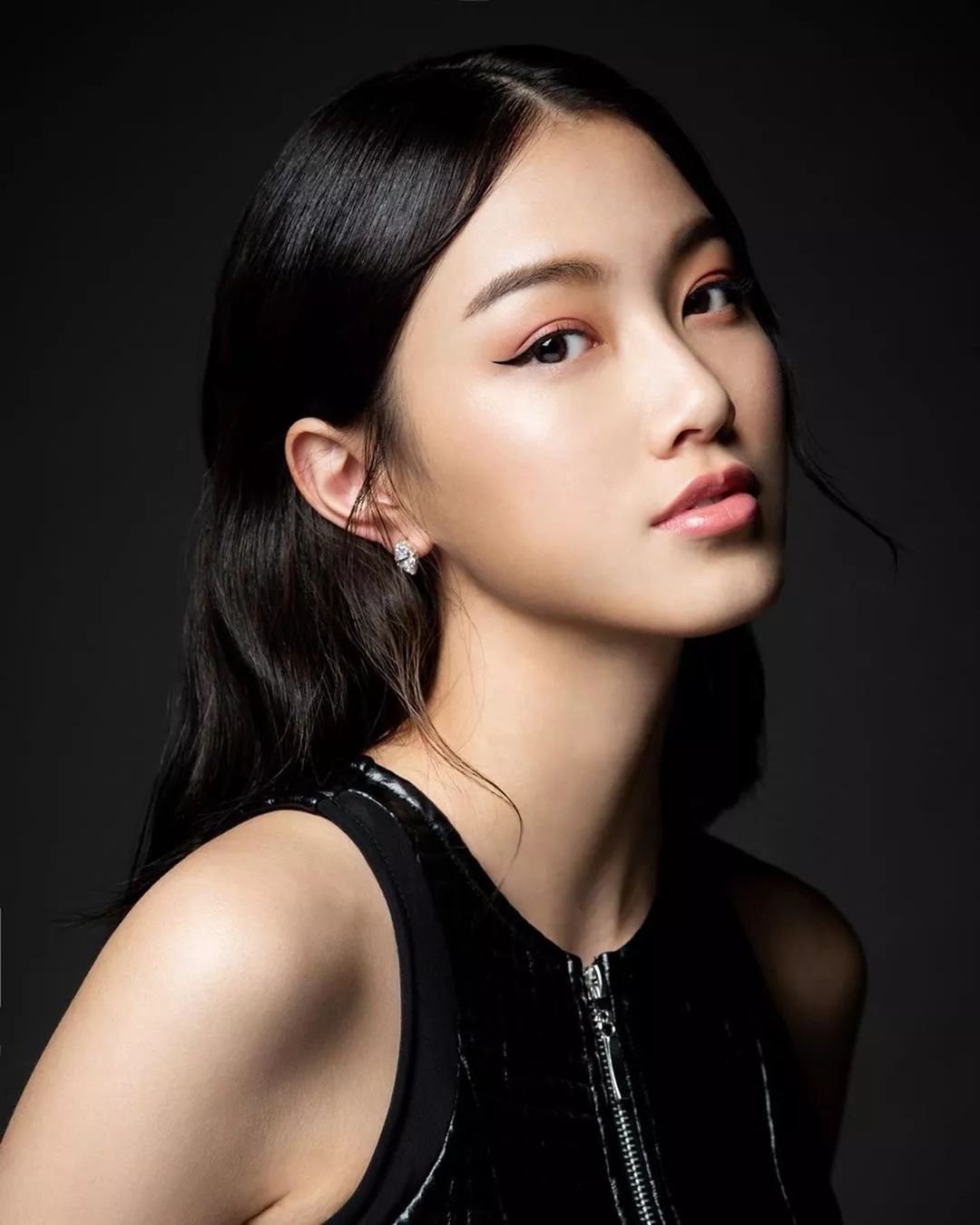 纯黑色是经典的背景板颜色之一,使整个画面具有一种深邃的感觉,同时