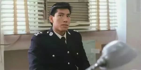 除了掀桌子的乌鸦,"杀手雄"也是他最经典的形象,可以媲美发哥