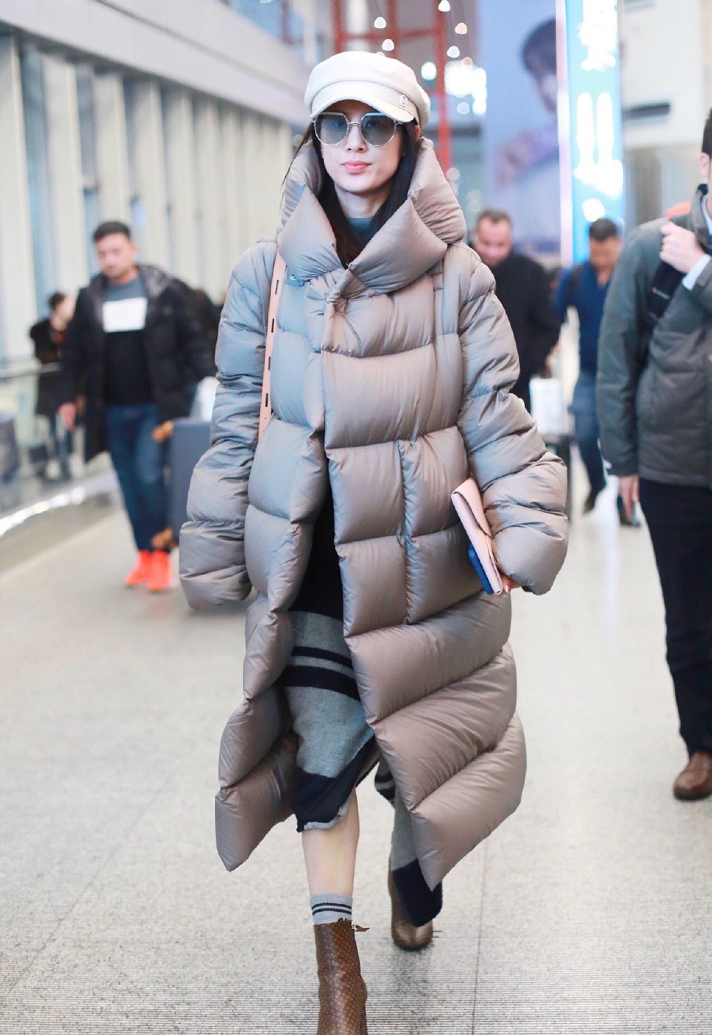 36岁黄圣依认真过冬?穿灰色羽绒服露光滑小腿,网友:真抗冻