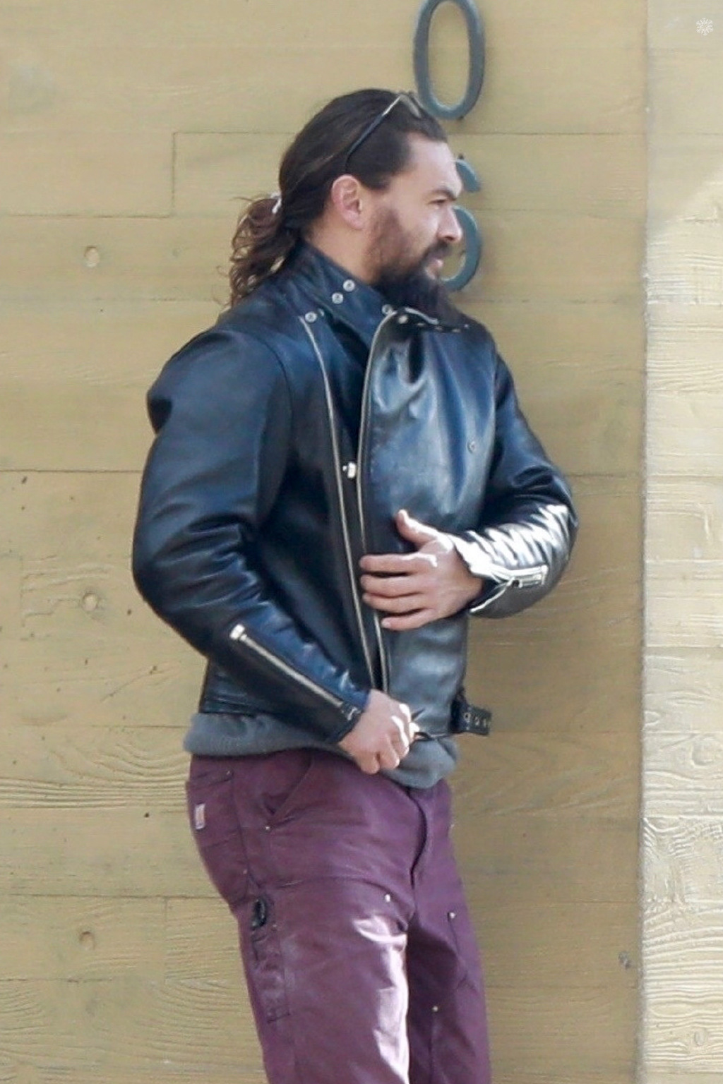 "海王"杰森·莫玛街头骑车!看这193的壮汉,让人心疼小摩托