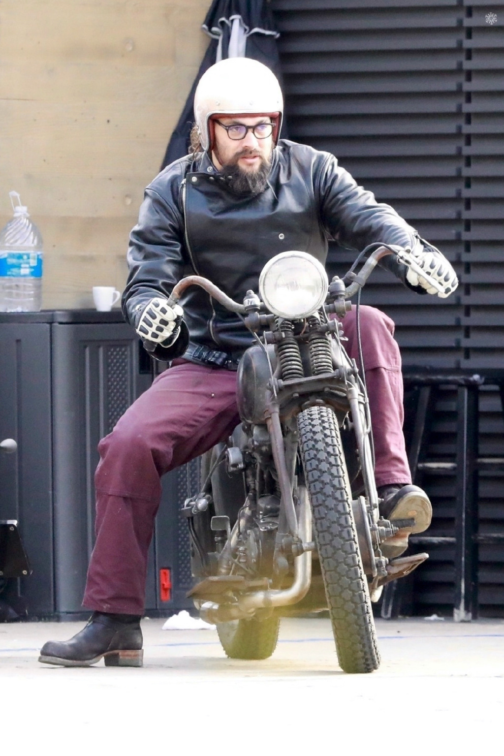 看这193的壮汉,让人心疼小摩托