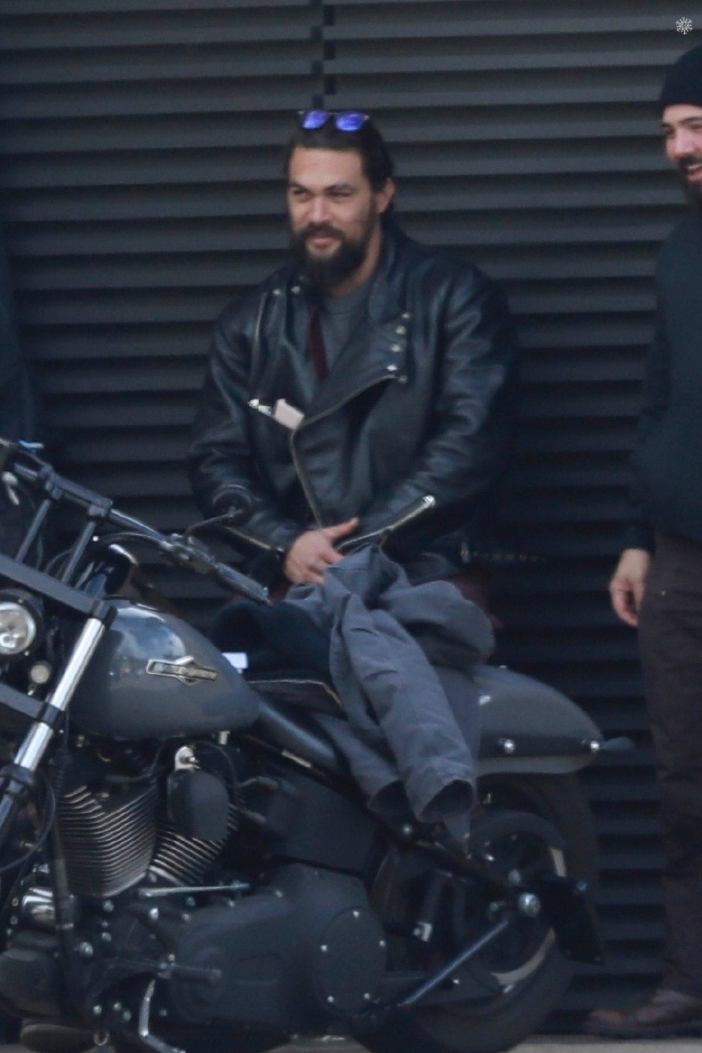 看这193的壮汉,让人心疼小摩托