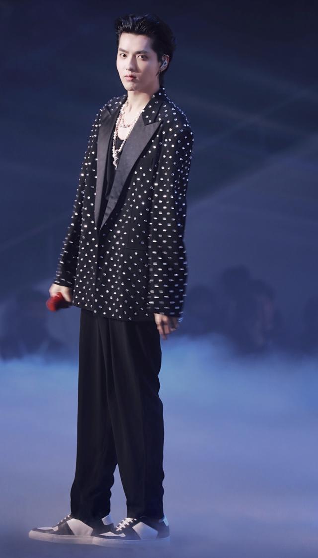 吴亦凡穿黑色波点西装复古慵懒,大背头造型狙击少女心