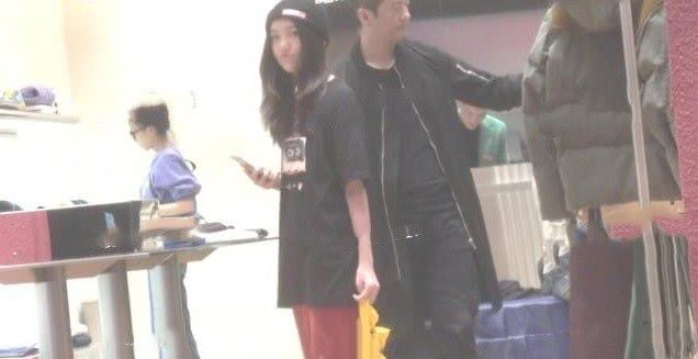 李嫣陪李亚鹏逛街购物,坐爸爸腿上热聊超开心,父女关系融洽有爱