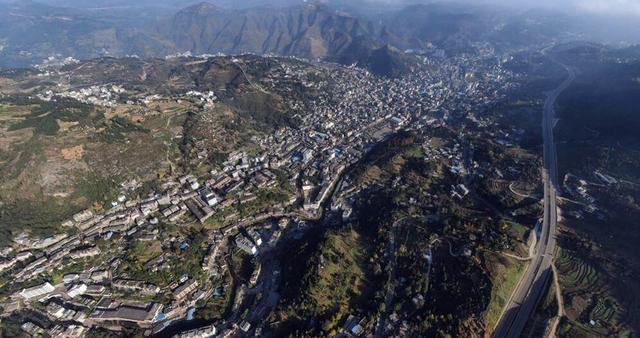时代变迁,原来的盘县化身为盘州市,而红果镇则变成街道办,而曾经的