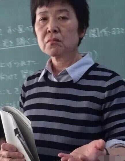 小哥哥上课偷吃受老师死亡凝视下秒反应笑喷内容太真实