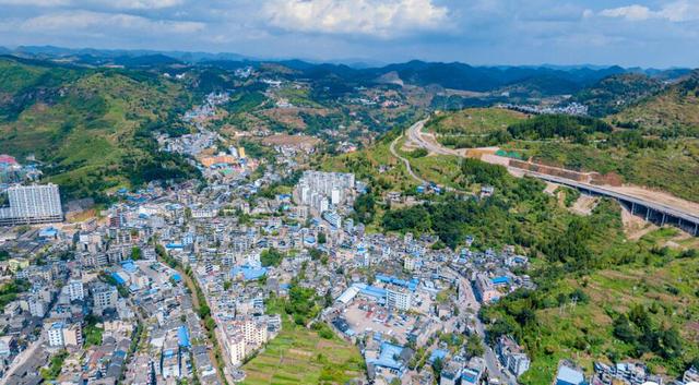 1999年,盘县县城由城关镇搬迁到当时的红果镇.