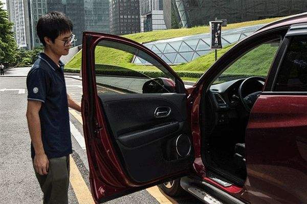 车主开劳斯莱斯去办事,下车忘关车门,回来后惊喜连篇