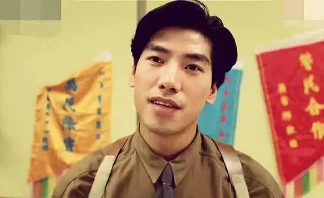 除了掀桌子的乌鸦,"杀手雄"也是他最经典的形象,可以媲美发哥