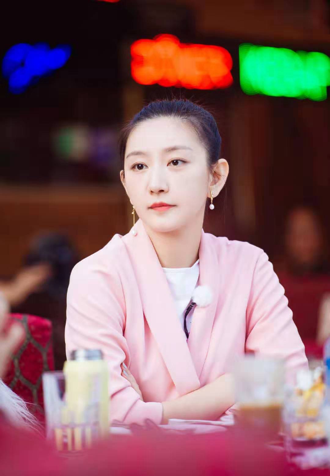 凌潇肃妻子唐一菲,衣品原来这么好,粉色大衣搭羊角辫时髦又减龄