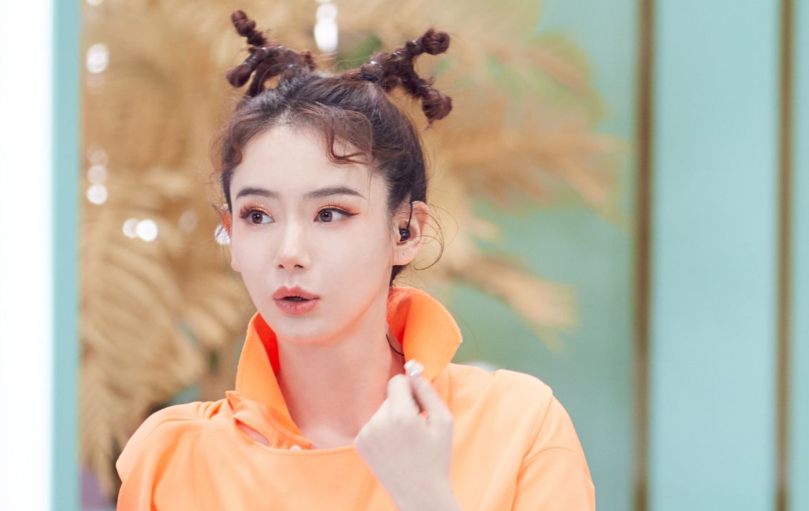 戚薇的麋鹿发型火啦用辫子假装鹿角却让大家想到lucky