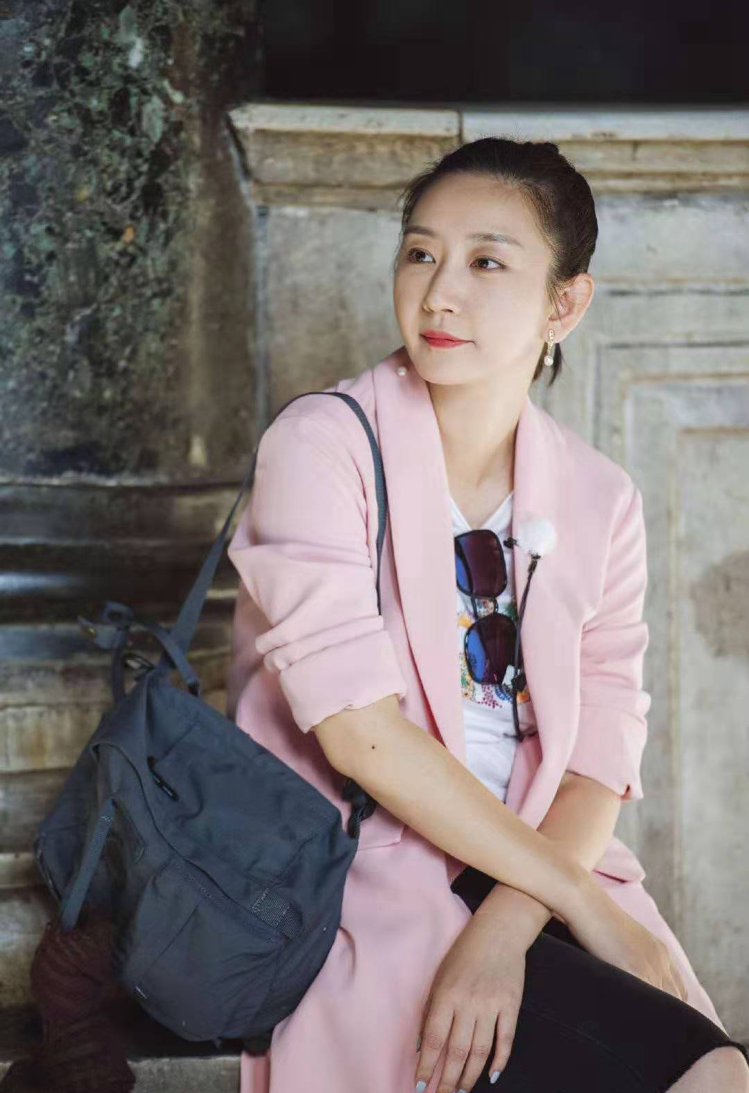 凌潇肃妻子唐一菲,衣品原来这么好,粉色大衣搭羊角辫时髦又减龄