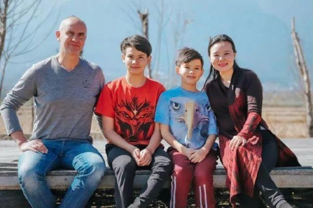 龚琳娜儿子近况,11岁身高赶超爸爸,混血长相却被指"接地气"