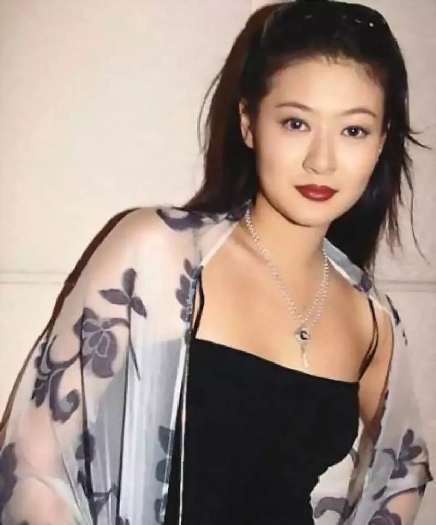 艳星陈宝莲儿子近照曝光17岁帅气似柯震东刚满月妈妈就自杀