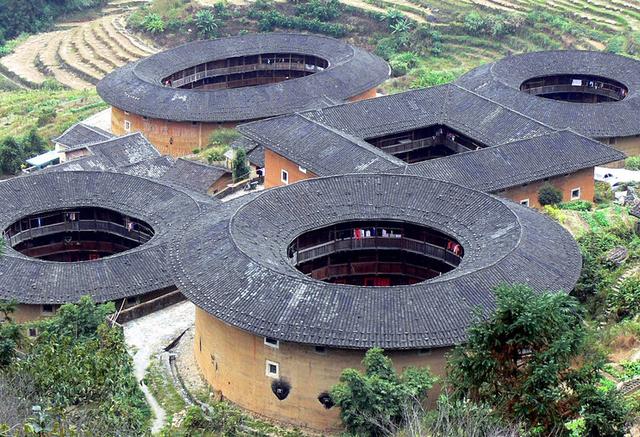 世界上独一无二的神话般的山村民居建筑,地震后楼门裂缝自动愈合