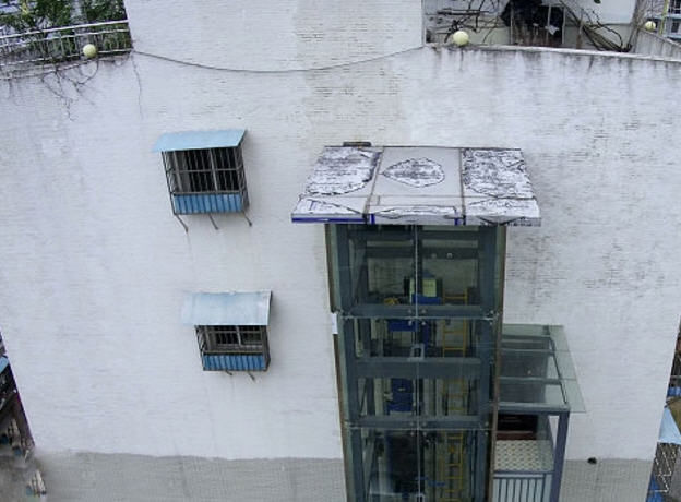 男子嫌7楼太高,自己在外墙修建了一部电梯,成最牛违规建筑