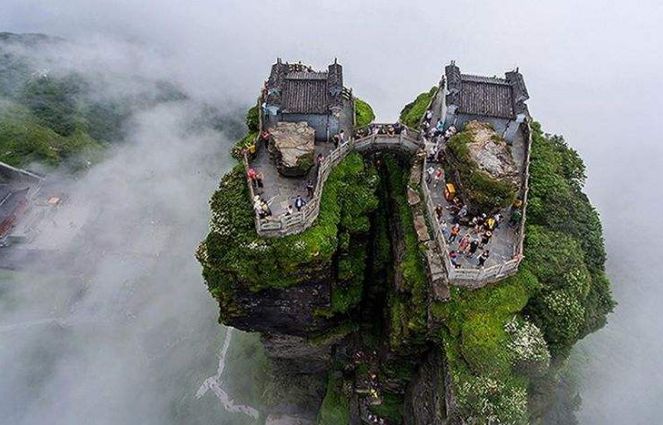 中国最惊险的寺庙,就在2493米的悬崖上,游客依然络绎不绝!