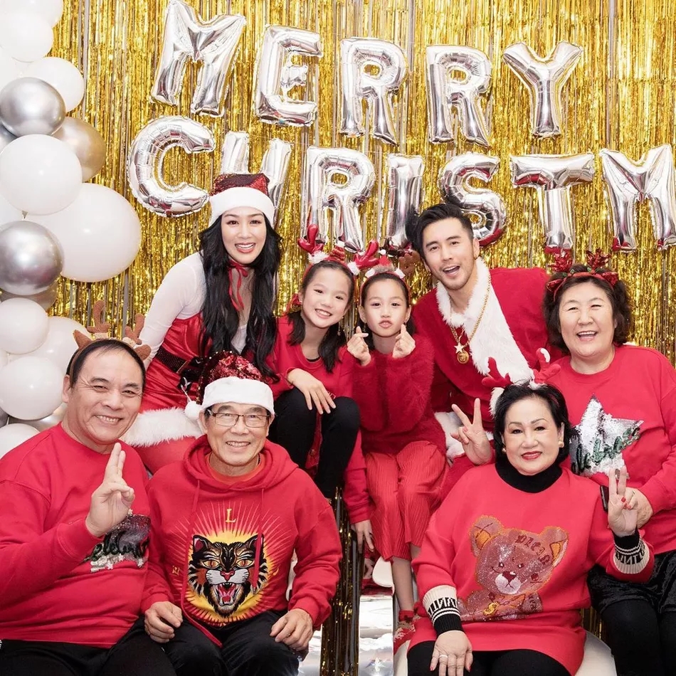 钟丽缇一家8口太有爱,二女儿高级小女儿靓,妈妈浓妆比婆婆抢镜