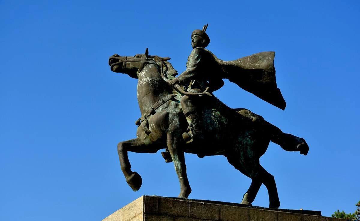 耶律阿保机还仿效汉人,建立起世袭的中央集权专制的契丹,使得契丹人对