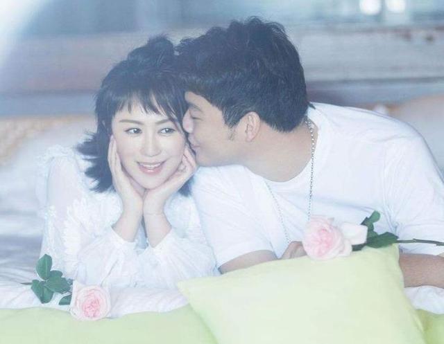 又一对"模范夫妻"传来好消息,官宣怀孕后,大肚子照片就被疯传
