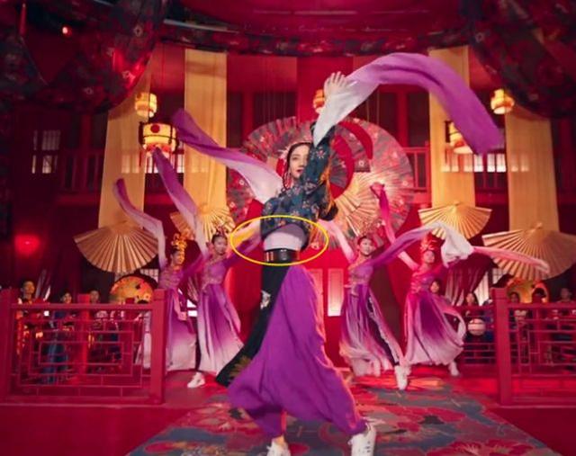 baby拍古风大片跳舞,甩袖时不慎露出5cm细腰,真的是不盈一握