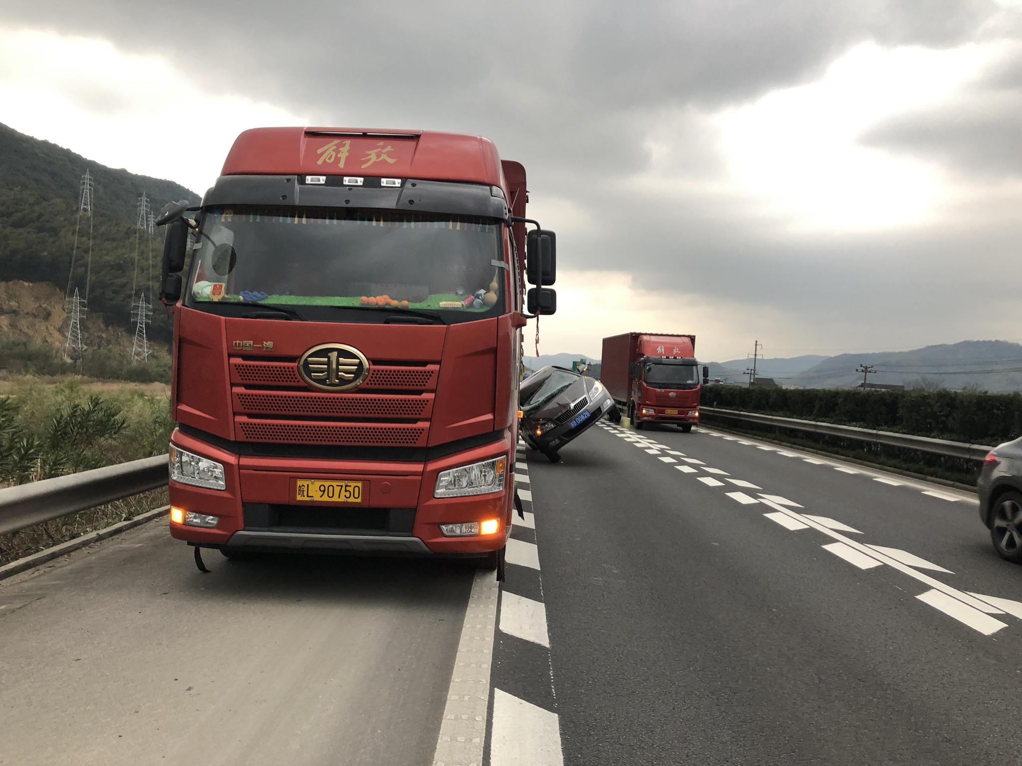 高速惊现单边特技开车 原因竟是疲劳驾驶|特技|货车|小轿车_新浪新闻