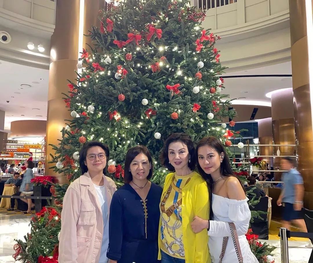 一行人俨然成为了一道靓丽的风景线,谢玲玲当天的衣服颜色十分亮眼吸