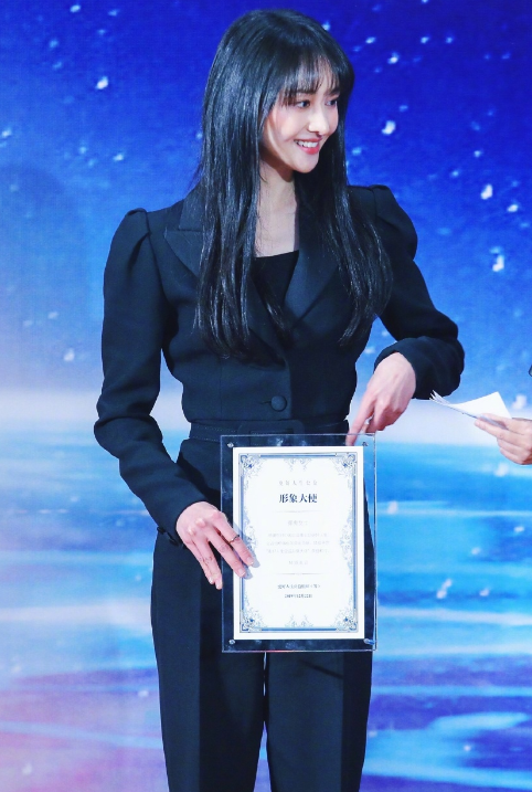 体重不足90斤的郑爽好任性!穿高腰裤秀身材,魅力十足