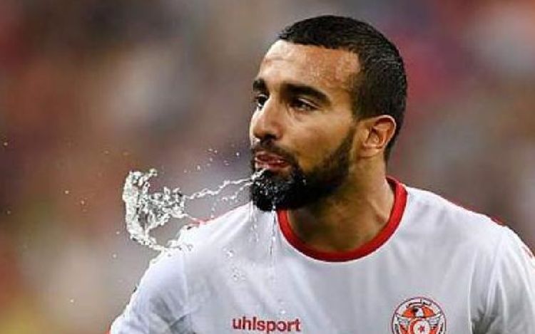 为啥足球运动员在场上喝水时都是边喝边吐专家不吐你试试