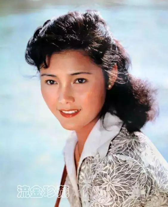 《还珠格格》里的最美皇后高龄产女,得过重病如今64岁风采依|姜黎黎