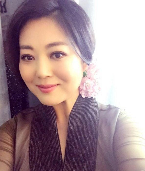 因长相跑龙套多年,一剧走红塑造纯朴农村女,42岁结婚幸福