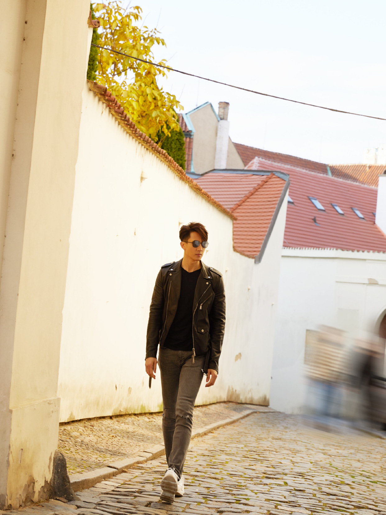 不老男神吴尊现身街头,穿黑色皮衣酷帅有型,这状态哪像40岁?