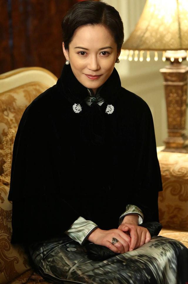 演员邬君梅机场打扮邋遢,真实身材圆如桶,一点不掩饰