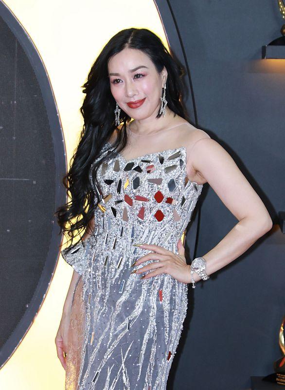 49岁钟丽缇近照 身穿银光裙发量惹人羡 对镜微笑尽显风情