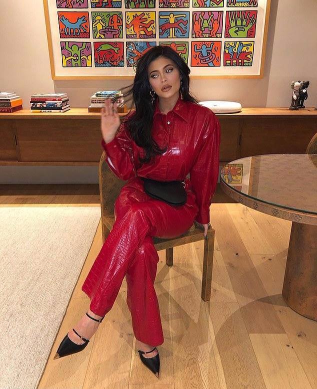 富婆金小妹一身红色鳄鱼纹连体裤真霸气!22岁成10亿身家商业巨头|卡戴