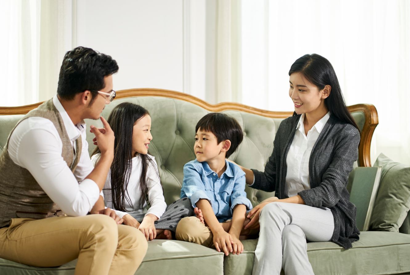 假装陪伴会让孩子觉得自己不重要|手机|父母|玩手机_新浪新闻