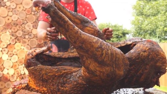 老外霸气烤整只鸵鸟看到成品那一刻我承认我流口水了