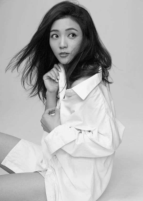 纯白色长款衬衫搭配尹航时而调皮可爱满满的灵动感扑面而来